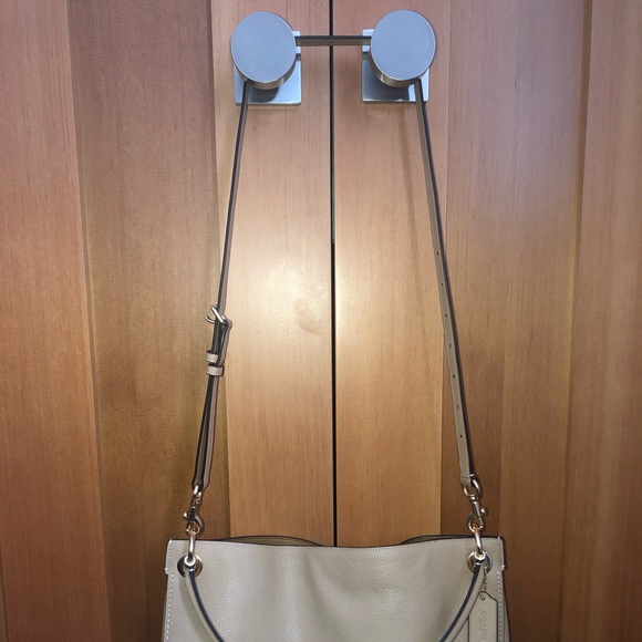 Almost new coach tote! 👜 - Picture 2 of 6